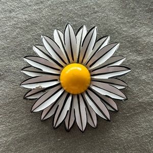 Vintage Large Metal Daisy Brooch Pin